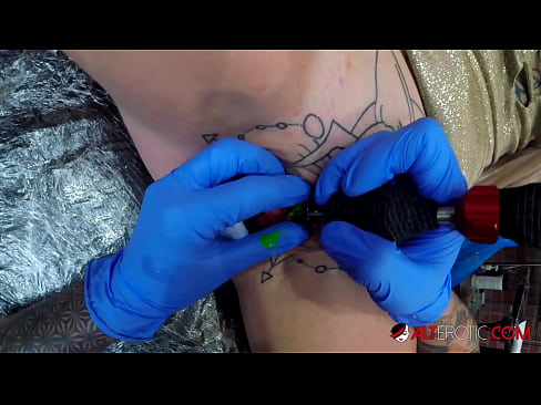 ❤️ Extremt tatuerade snyggingen Sully Savage fick en tatuering på sin klitoris Sexvideo at us sv.kassa-standupbar.ru ❌